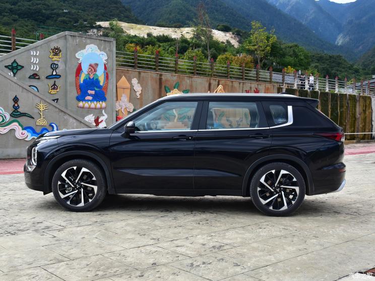 广汽三菱 欧蓝德 2023款 1.5T CVT四驱尊耀版 7座 广汽三菱 欧蓝德 2023款 1.5T CVT四驱尊耀版 7座