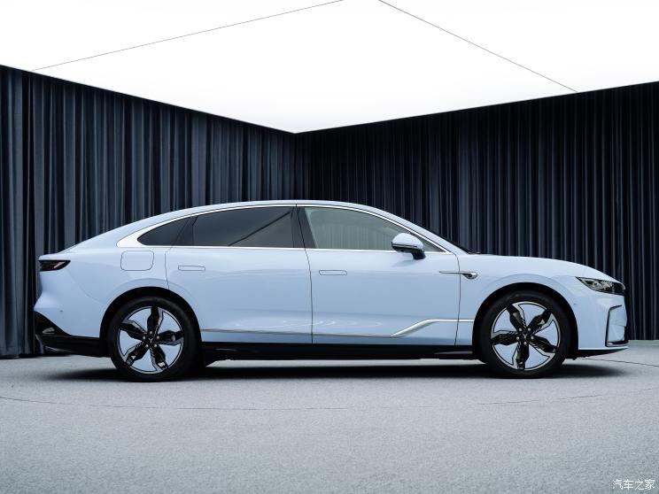 岚图汽车 岚图追光 2023款 纯电版 岚图汽车 岚图追光 2023款 纯电版