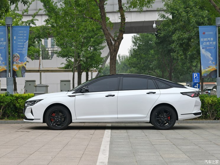 东风乘用车 奕炫MAX 2024款 1.5T 尊贵・混动版 东风乘用车 奕炫MAX 2024款 1.5T 尊贵・混动版