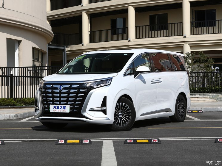 腾势汽车 腾势D9 2022款 DM-i 970 四驱尊荣型 腾势汽车 腾势D9 2022款 DM-i 970 四驱尊荣型