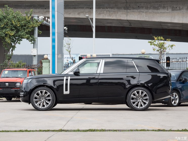路虎(进口) 揽胜 2024款 3.0 L6 400PS 典范加长版 路虎(进口) 揽胜 2024款 3.0 L6 400PS 典范加长版
