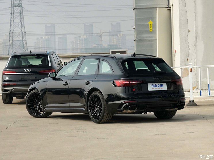 Audi Sport 奥迪RS 4 2023款 RS4 Avant 黑曜版 Audi Sport 奥迪RS 4 2023款 RS4 Avant 黑曜版