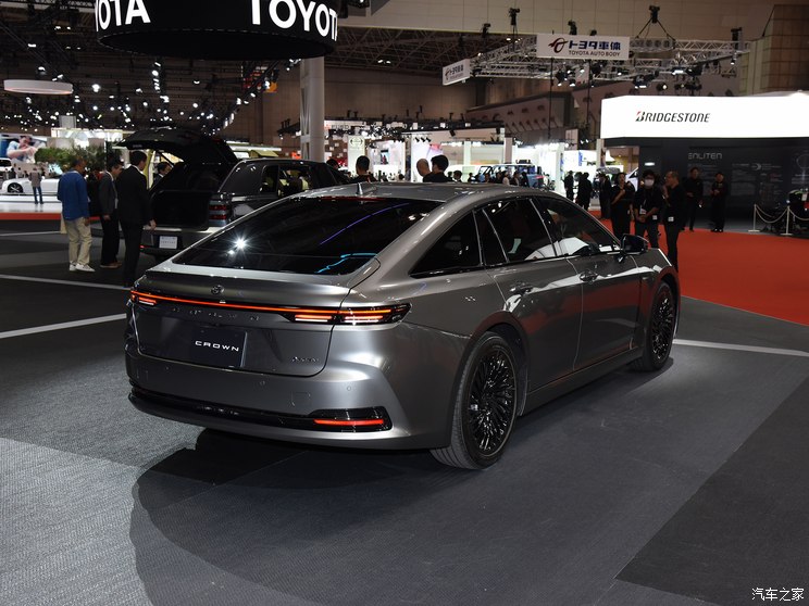 丰田(进口) 皇冠(进口) 2024款 Sedan 丰田(进口) 皇冠(进口) 2024款 Sedan