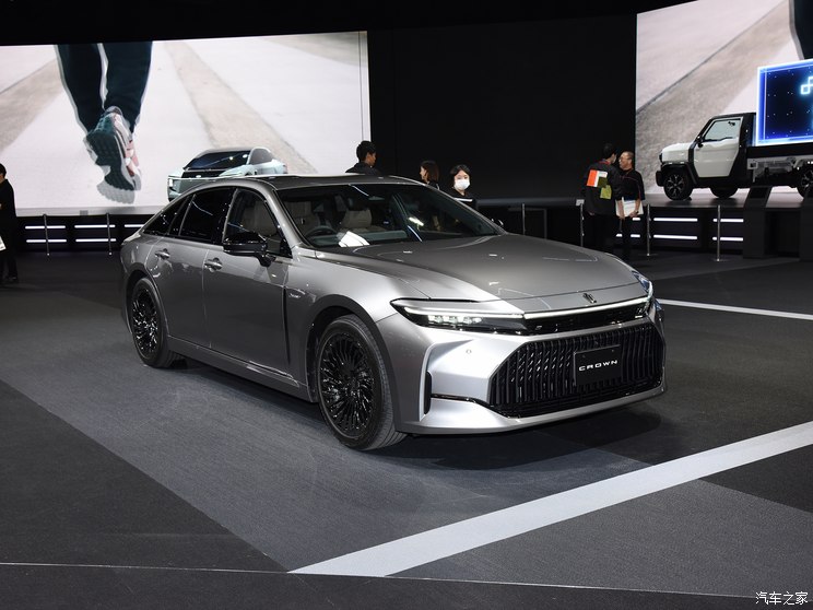 丰田(进口) 皇冠(进口) 2024款 Sedan 丰田(进口) 皇冠(进口) 2024款 Sedan