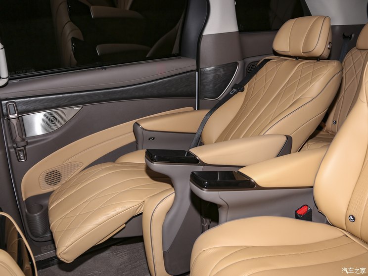 腾势汽车 腾势D9 2023款 DM-i 965 尊享型 腾势汽车 腾势D9 2023款 DM-i 965 尊享型