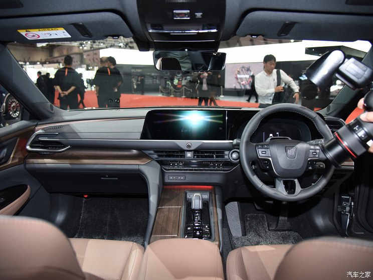 丰田(进口) 皇冠(进口) 2024款 Sedan 丰田(进口) 皇冠(进口) 2024款 Sedan