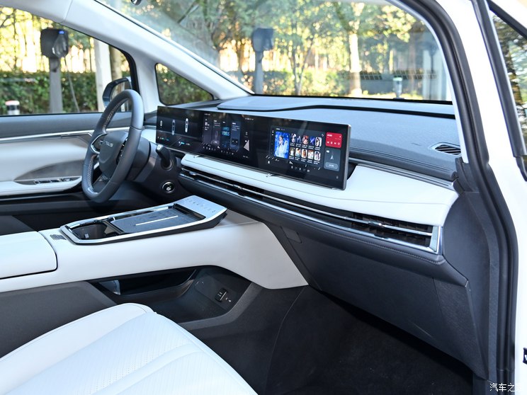 上汽大通 上汽大通MAXUS G70 2023款 2.0T 自动旗舰版 上汽大通 上汽大通MAXUS G70 2023款 2.0T 自动旗舰版