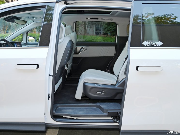 上汽大通 上汽大通MAXUS G70 2023款 2.0T 自动旗舰版 上汽大通 上汽大通MAXUS G70 2023款 2.0T 自动旗舰版