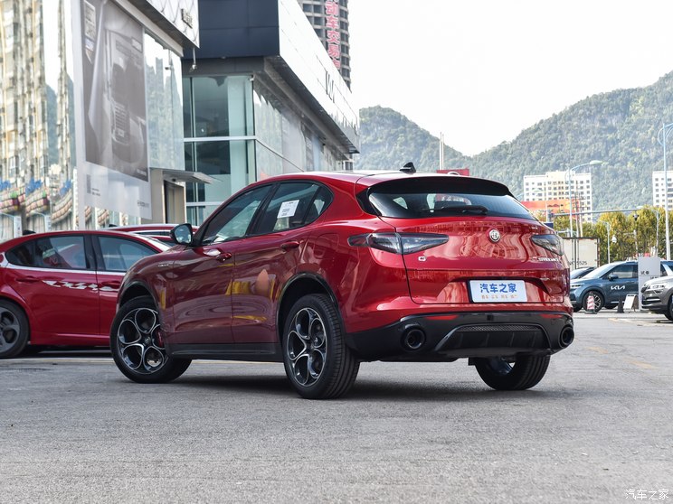 阿尔法・罗密欧 Stelvio斯坦维 2023款 2.0T 280HP Veloce赛道版 阿尔法・罗密欧 Stelvio斯坦维 2023款 2.0T 280HP Veloce赛道版