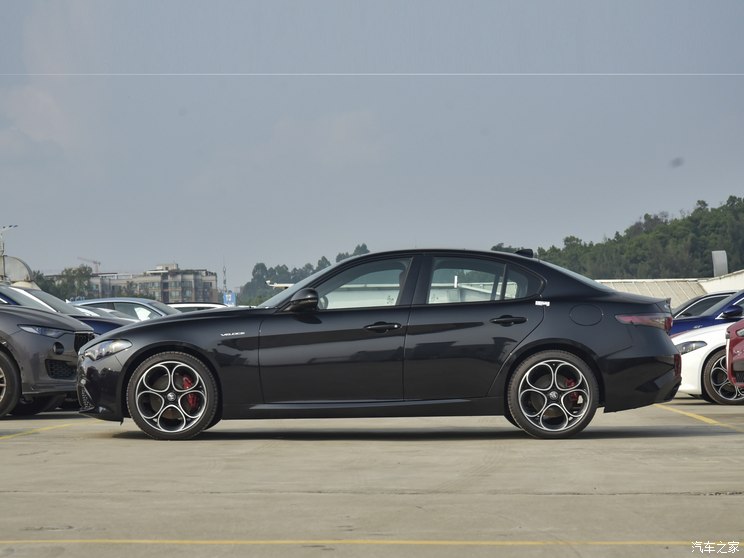 阿尔法・罗密欧 Giulia朱丽叶 2023款 2.0T 280HP 赛道版 阿尔法・罗密欧 Giulia朱丽叶 2023款 2.0T 280HP 赛道版