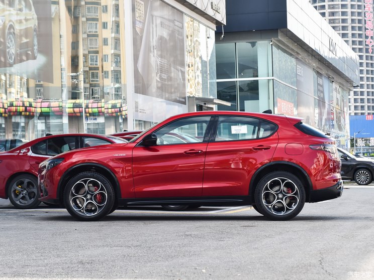 阿尔法・罗密欧 Stelvio斯坦维 2023款 2.0T 280HP Veloce赛道版 阿尔法・罗密欧 Stelvio斯坦维 2023款 2.0T 280HP Veloce赛道版