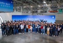 雷军亲自开车门 小米SU7正式开启交付-鹏城车网