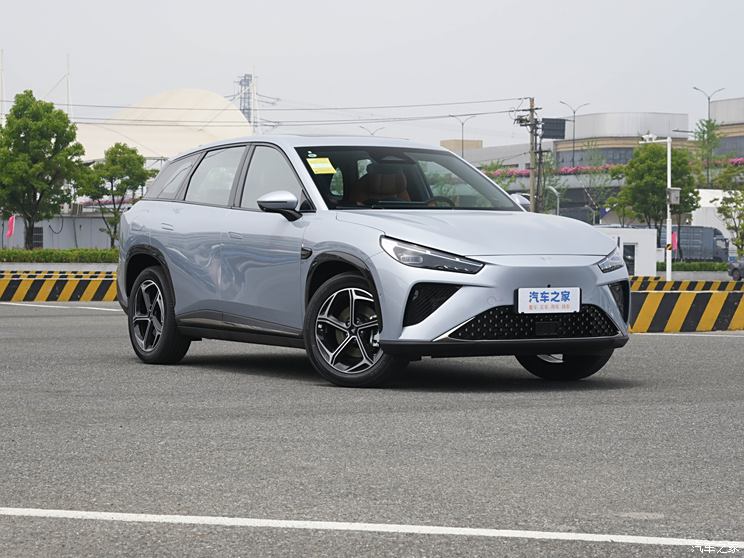 合众汽车 哪吒L 2024款 310 闪充PRO版 合众汽车 哪吒L 2024款 310 闪充PRO版