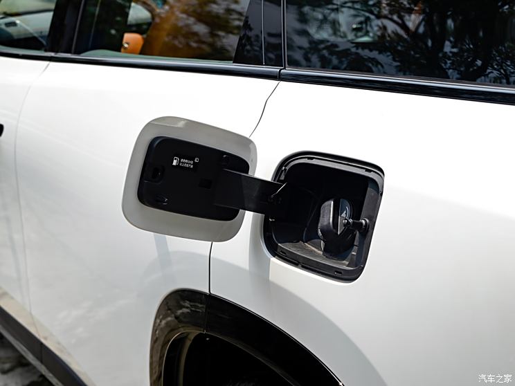 合众汽车 哪吒L 2024款 310 闪充红衣版 合众汽车 哪吒L 2024款 310 闪充红衣版