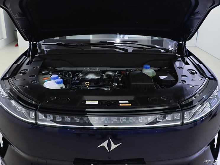 东风乘用车 eπ008 2024款 增程 基本型 东风乘用车 eπ008 2024款 增程 基本型