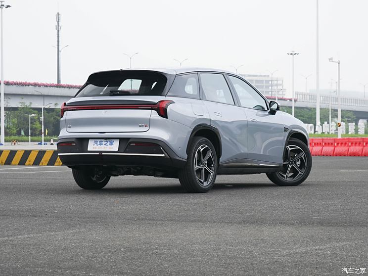 合众汽车 哪吒L 2024款 310 闪充PRO版 合众汽车 哪吒L 2024款 310 闪充PRO版