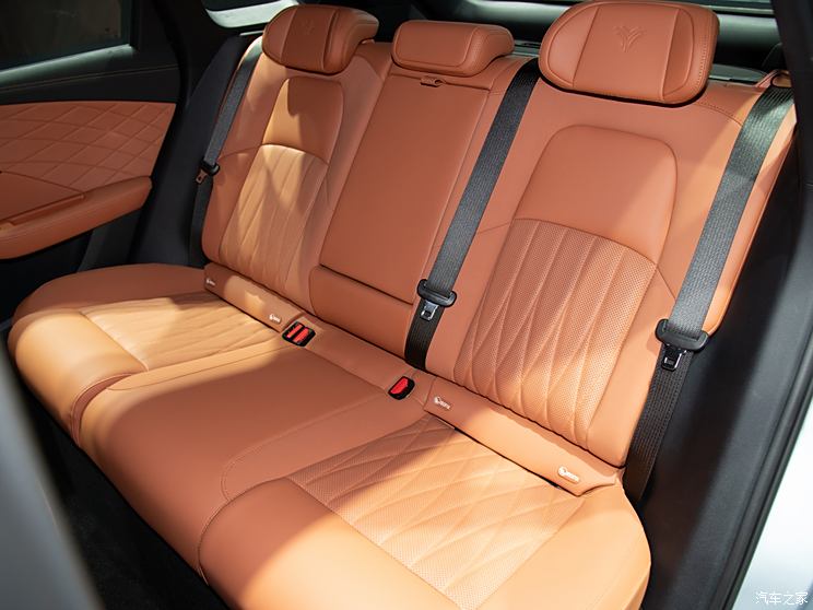 合众汽车 哪吒L 2024款 510 闪充红衣版 合众汽车 哪吒L 2024款 510 闪充红衣版