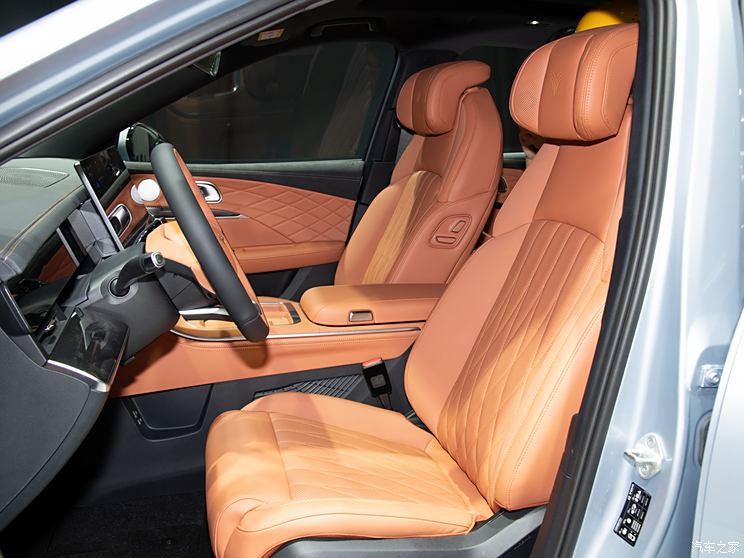 合众汽车 哪吒L 2024款 510 闪充红衣版 合众汽车 哪吒L 2024款 510 闪充红衣版