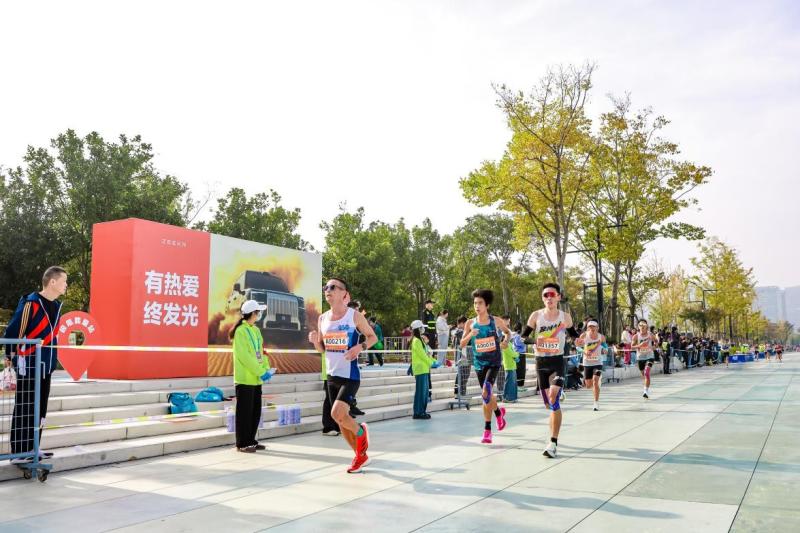 以科技赋能,与跑者同行,极氪护航2025杭州马拉松成功举行-鹏城车网